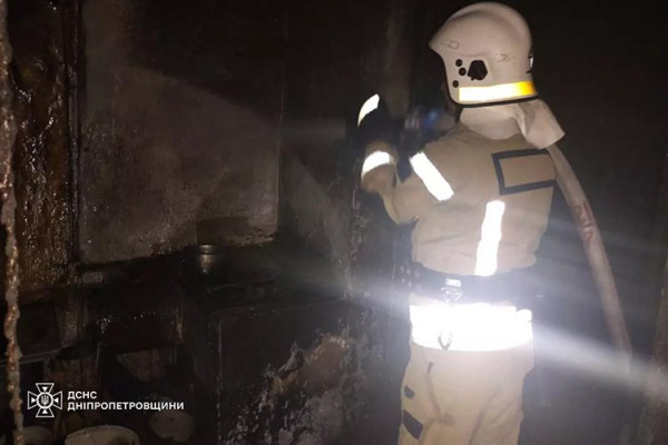 На Дніпропетровщині під час пожежі у будинку постраждала жінка та дитина