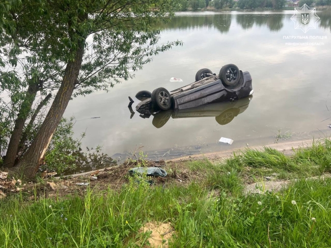 На Дубенщині п’яна водійка перекинула машину в озеро