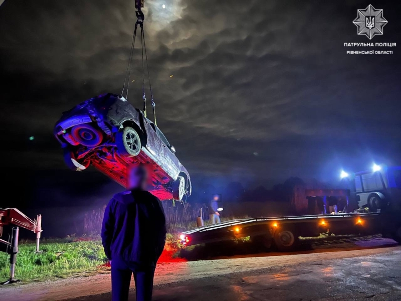 На Дубенщині п’яна водійка перекинула машину в озеро