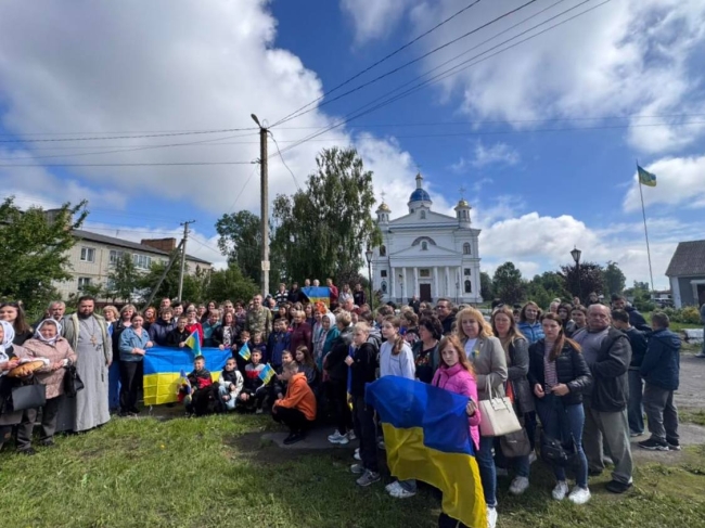 На Рівненщині з прапорами та квітами зустріли звільнених з полону воїнів