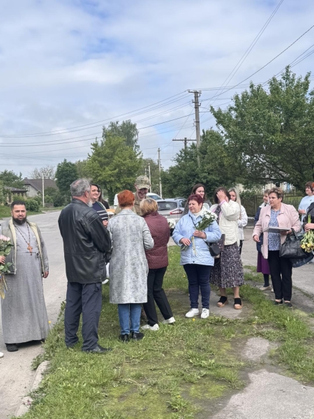 На Рівненщині з прапорами та квітами зустріли звільнених з полону воїнів