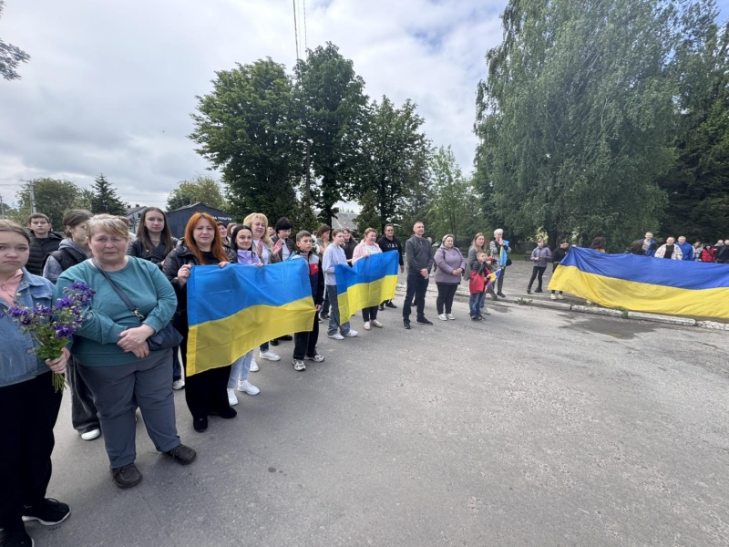 На Рівненщині з прапорами та квітами зустріли звільнених з полону воїнів
