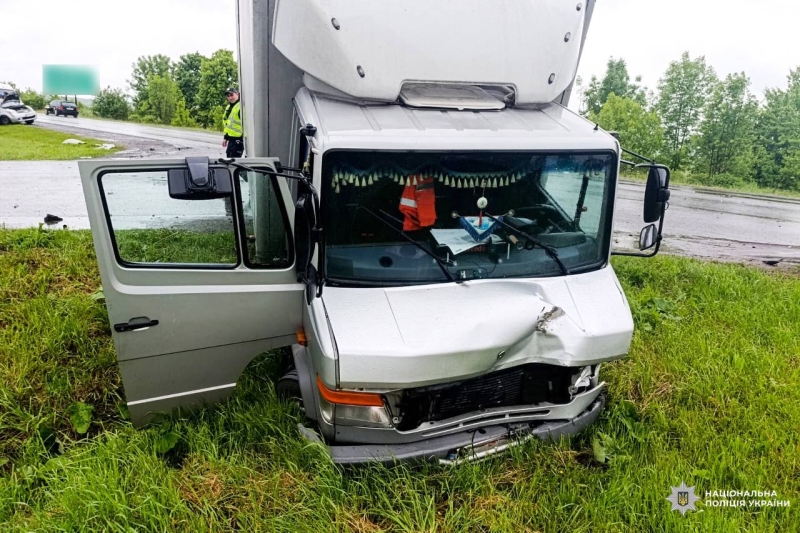 П`яний водій врізався у легковик в Рівненському районі, де їхали мати з двома маленькими дітьми (ФОТО)
