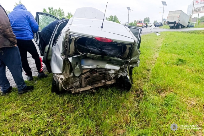 П`яний водій врізався у легковик в Рівненському районі, де їхали мати з двома маленькими дітьми (ФОТО)
