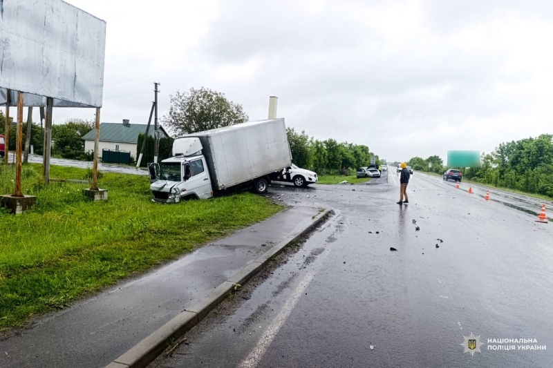 П`яний водій врізався у легковик в Рівненському районі, де їхали мати з двома маленькими дітьми (ФОТО)