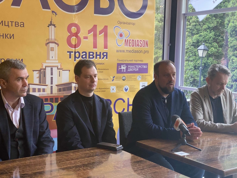 Понад 20 видавництв та зустрічі з авторами: у Франківську стартував книжковий фестиваль &laquo;Слово&raquo; (ФОТО, ПРОГРАМА)