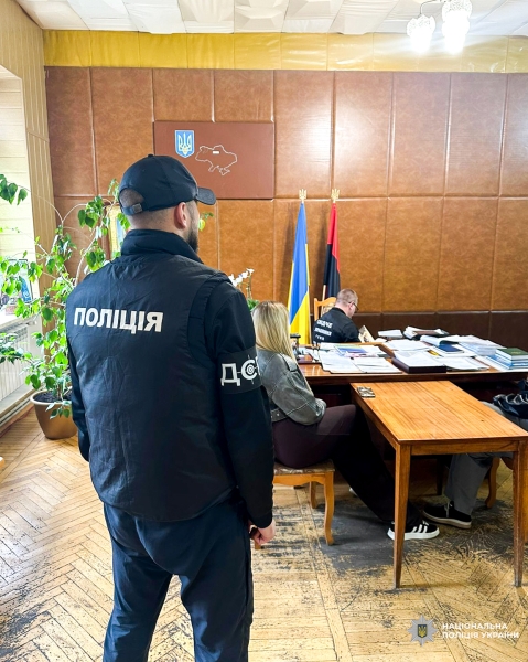 Силовики у вишиванках вдруге зловили з хабарем сільського голову Зорі