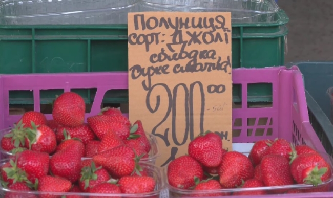 Скільки коштують полуниці на ринку Рівного