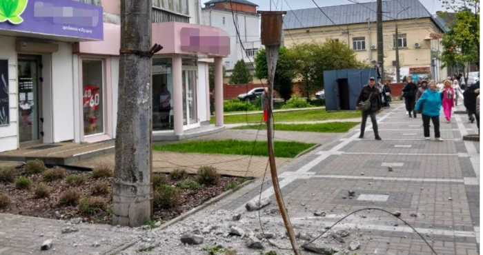 У центрі Луцька впала бетонна опора