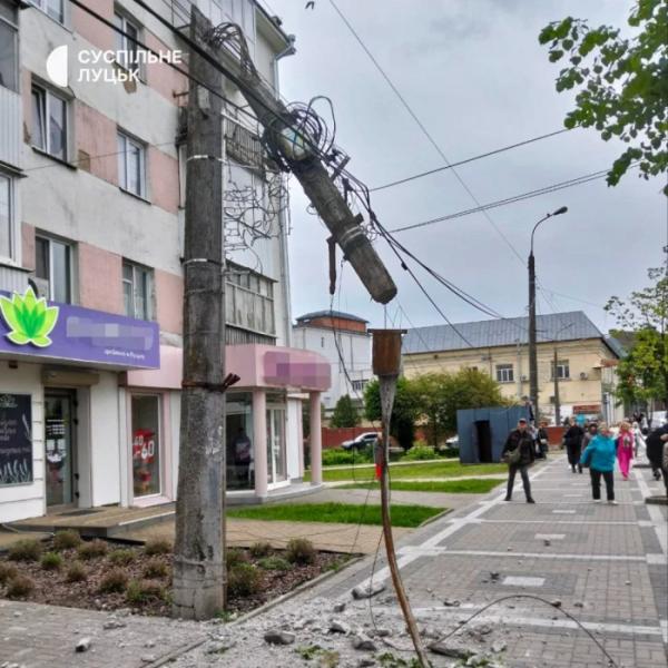 У центрі Луцька впала бетонна опора