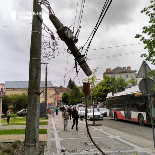 У центрі Луцька впала бетонна опора