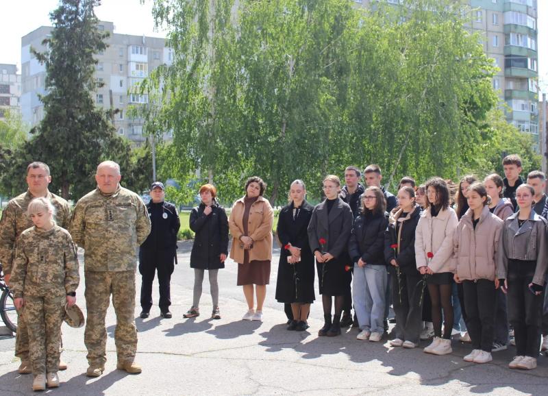 У Карлівській громаді відкрили меморіальну дошку загиблому Захиснику України Володимиру Крайньому
