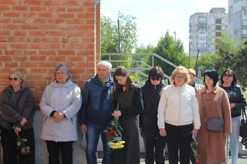 У Карлівській громаді відкрили меморіальну дошку загиблому Захиснику України Володимиру Крайньому