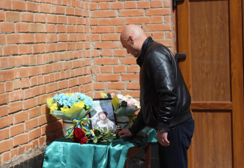 У Карлівській громаді відкрили меморіальну дошку загиблому Захиснику України Володимиру Крайньому