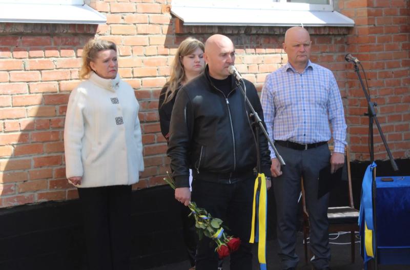 У Карлівській громаді відкрили меморіальну дошку загиблому Захиснику України Володимиру Крайньому