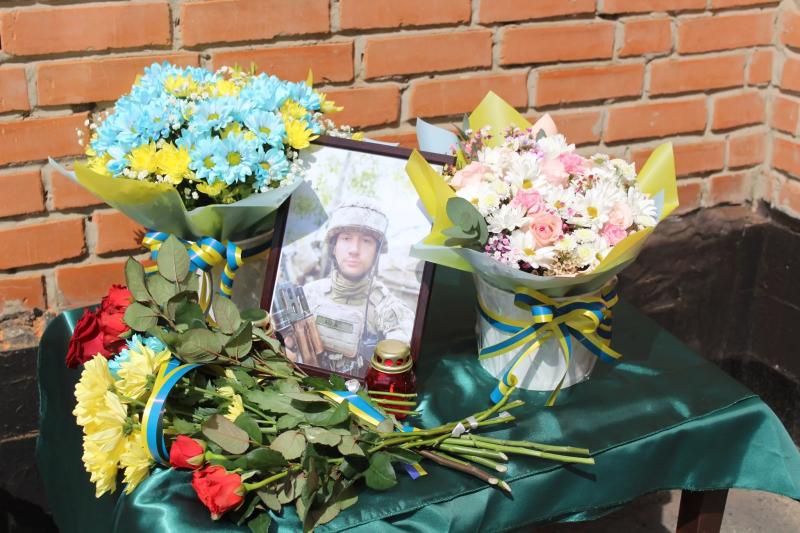 У Карлівській громаді відкрили меморіальну дошку загиблому Захиснику України Володимиру Крайньому