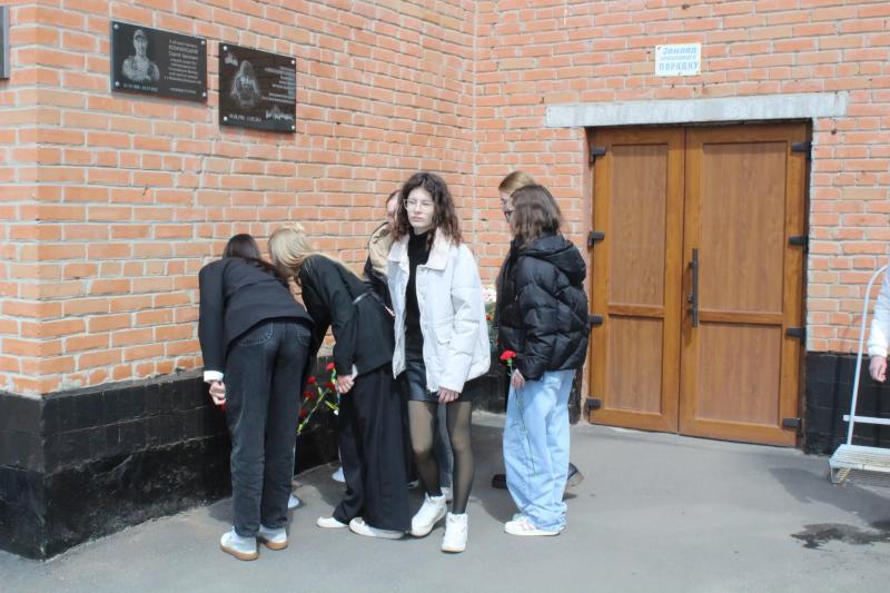 У Карлівській громаді відкрили меморіальну дошку загиблому Захиснику України Володимиру Крайньому