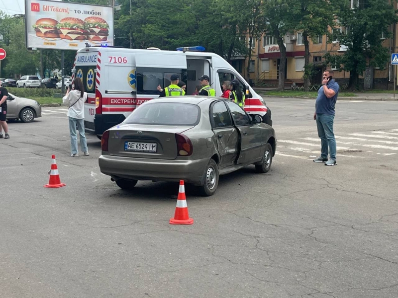 У Кривому Розі сталася ДТП з навчальним автомобілем: двоє постраждалих