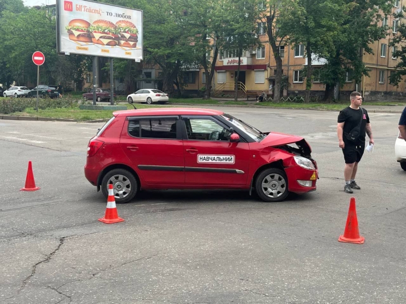 У Кривому Розі сталася ДТП з навчальним автомобілем: двоє постраждалих