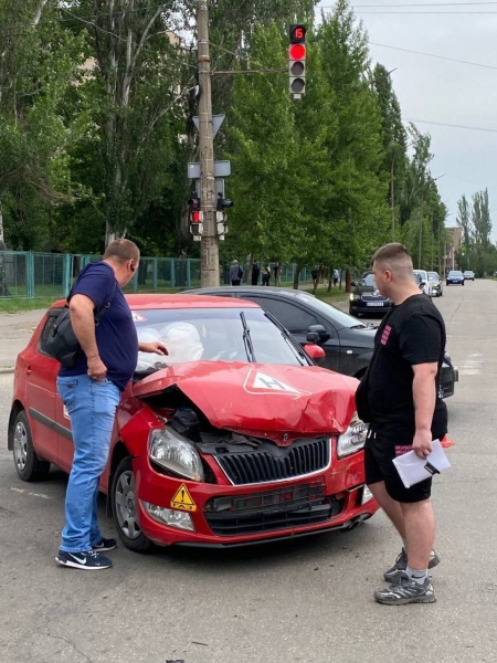 У Кривому Розі сталася ДТП з навчальним автомобілем: двоє постраждалих