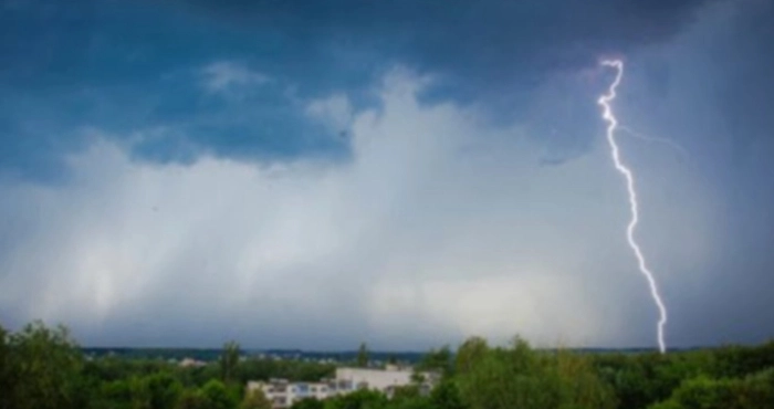 У Луцьку очікують грозу, шквал та град
