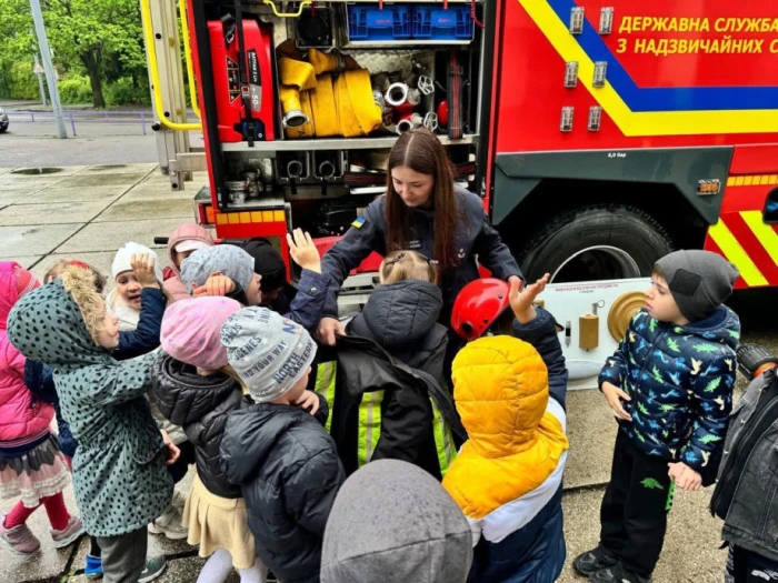 У Луцьку рятувальники навчали  дітей правилам безпеки під час літніх канікул