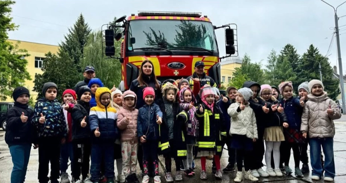 У Луцьку рятувальники навчали  дітей правилам безпеки під час літніх канікул