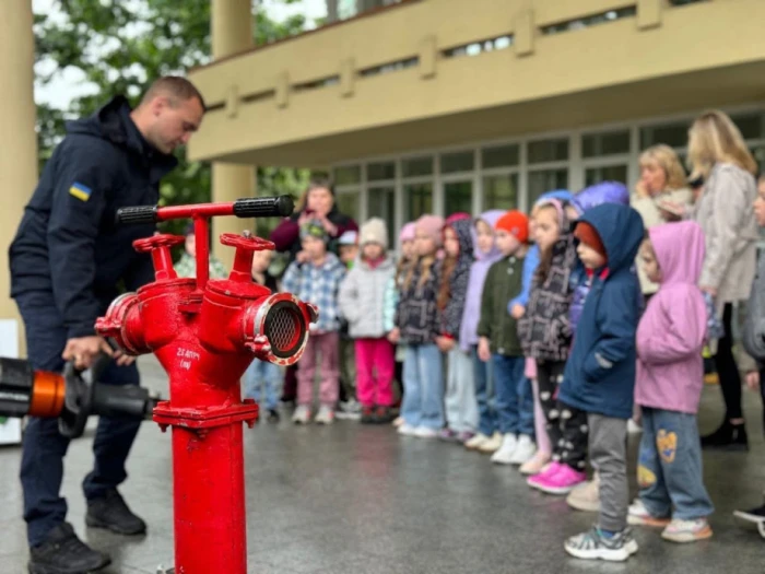 У Луцьку рятувальники навчали  дітей правилам безпеки під час літніх канікул