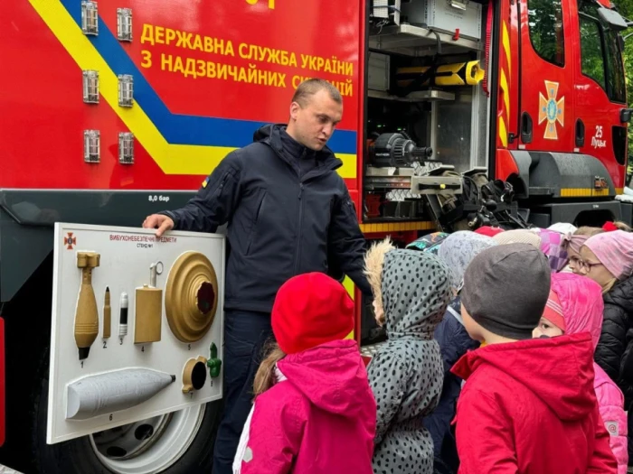 У Луцьку рятувальники навчали  дітей правилам безпеки під час літніх канікул
