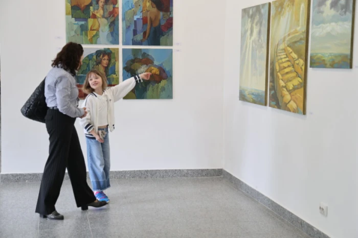 У Луцьку відкрили виставку робіт викладачів художньої школи «Поза аудиторією»