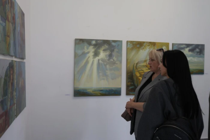 У Луцьку відкрили виставку робіт викладачів художньої школи «Поза аудиторією»