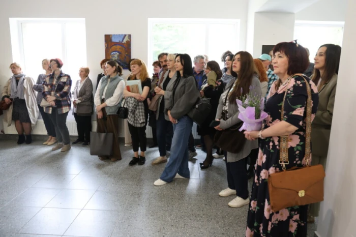 У Луцьку відкрили виставку робіт викладачів художньої школи «Поза аудиторією»