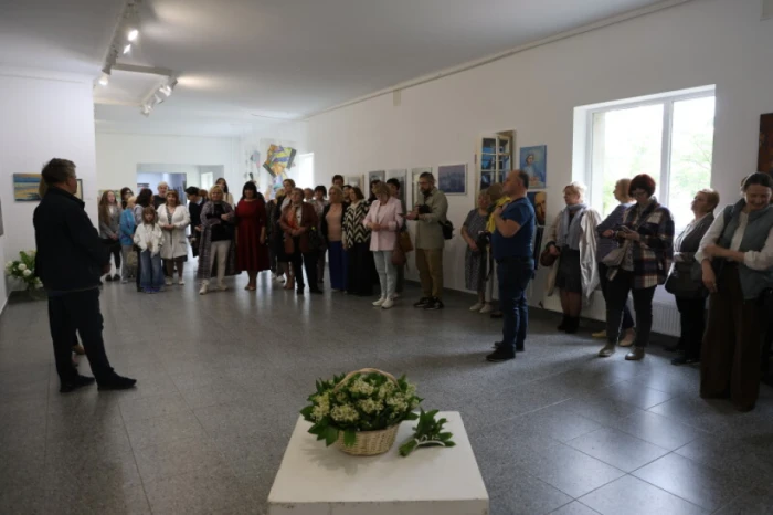У Луцьку відкрили виставку робіт викладачів художньої школи «Поза аудиторією»