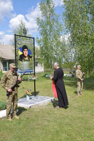 У Новосанжарській громаді відкрили меморіальну дошку та інформаційний стенд, присвячені полеглому воїнові Миколі Гордецькому