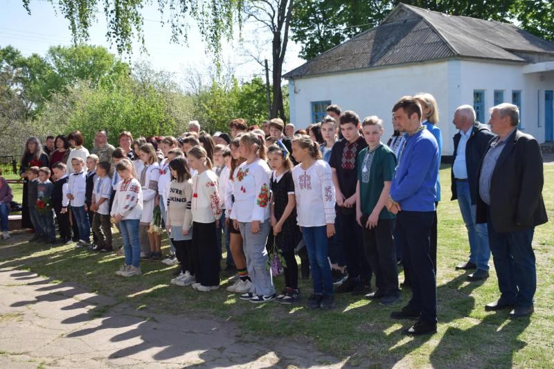 У Новосанжарській громаді відкрили меморіальну дошку та інформаційний стенд, присвячені полеглому воїнові Миколі Гордецькому