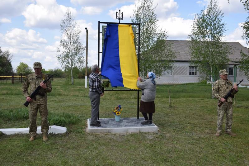 У Новосанжарській громаді відкрили меморіальну дошку та інформаційний стенд, присвячені полеглому воїнові Миколі Гордецькому