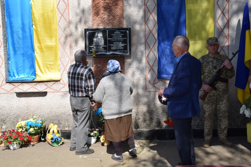 У Новосанжарській громаді відкрили меморіальну дошку та інформаційний стенд, присвячені полеглому воїнові Миколі Гордецькому