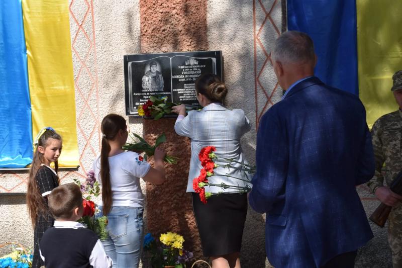 У Новосанжарській громаді відкрили меморіальну дошку та інформаційний стенд, присвячені полеглому воїнові Миколі Гордецькому