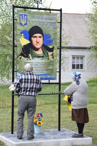 У Новосанжарській громаді відкрили меморіальну дошку та інформаційний стенд, присвячені полеглому воїнові Миколі Гордецькому