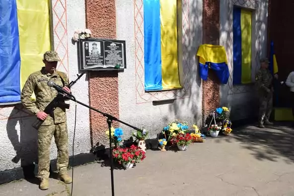 У Новосанжарській громаді відкрили меморіальну дошку та інформаційний стенд, присвячені полеглому воїнові Миколі Гордецькому