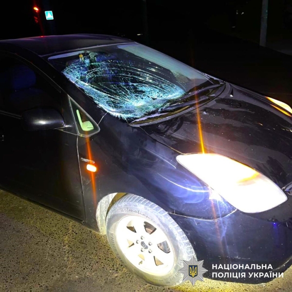 У темряві перетинав дорогу поза межами “зебри”: на вулиці Івасюка Toyota збила хлопця на самокаті (ФОТО)