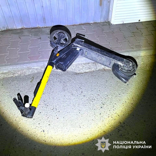 У темряві перетинав дорогу поза межами “зебри”: на вулиці Івасюка Toyota збила хлопця на самокаті (ФОТО)