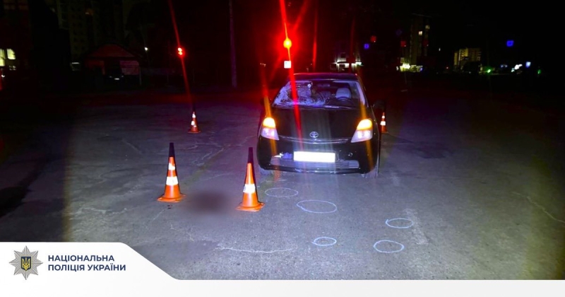 У темряві перетинав дорогу поза межами “зебри”: на вулиці Івасюка Toyota збила хлопця на самокаті (ФОТО)