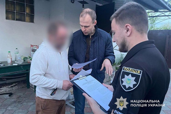 Убив та закопав: у Павлограді чоловік задушив власну матір