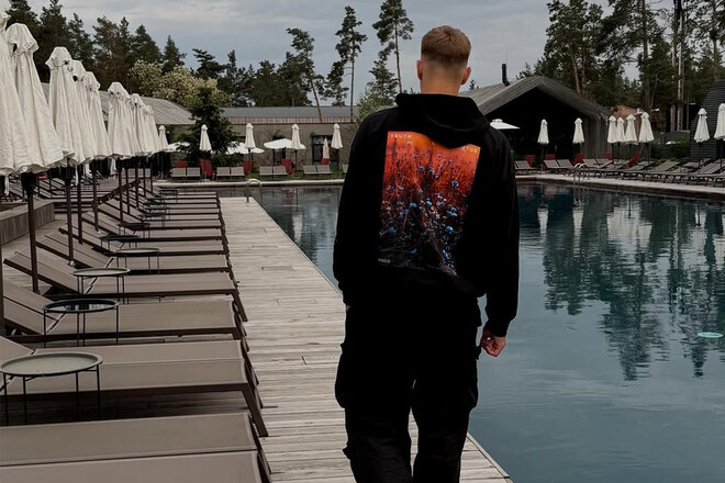 ВІДЕО. Футболіст Динамо цілує відому українську блогерку. У них роман