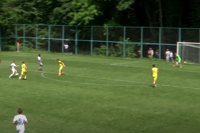 ВІДЕО. &laquo;У стилі Марадони&raquo;. Юний гравець Динамо оформив красивий гол