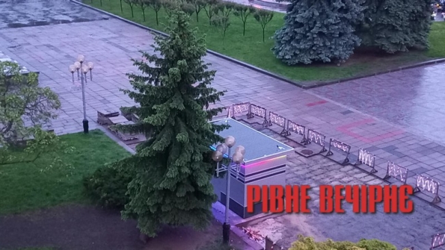 Він ще й світиться! Туалет в центрі Рівного має різнокольорову підсвітку