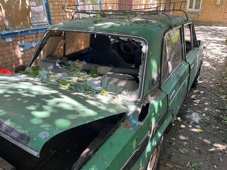 Внаслідок обстрілів постраждала дівчина, пошкоджені адмінбудівля, п&rsquo;ятиповерхівка, приватні будинки