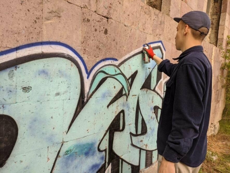 Замість графіті - прапор рф: на Миколаївщині чоловік розмалював крамницю ворожою символікою