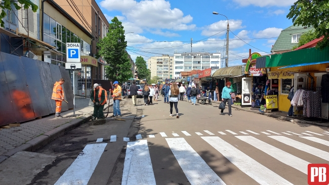 Замість кіосків навколо ринку у Рівному - «зебра» (ФОТО)